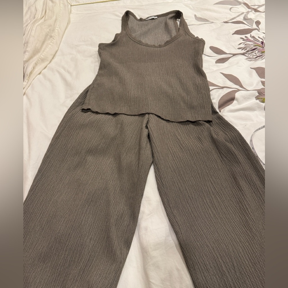 Zara 2 pieces pants and sleeves top 
Wide leg bottom size S draw string waist
